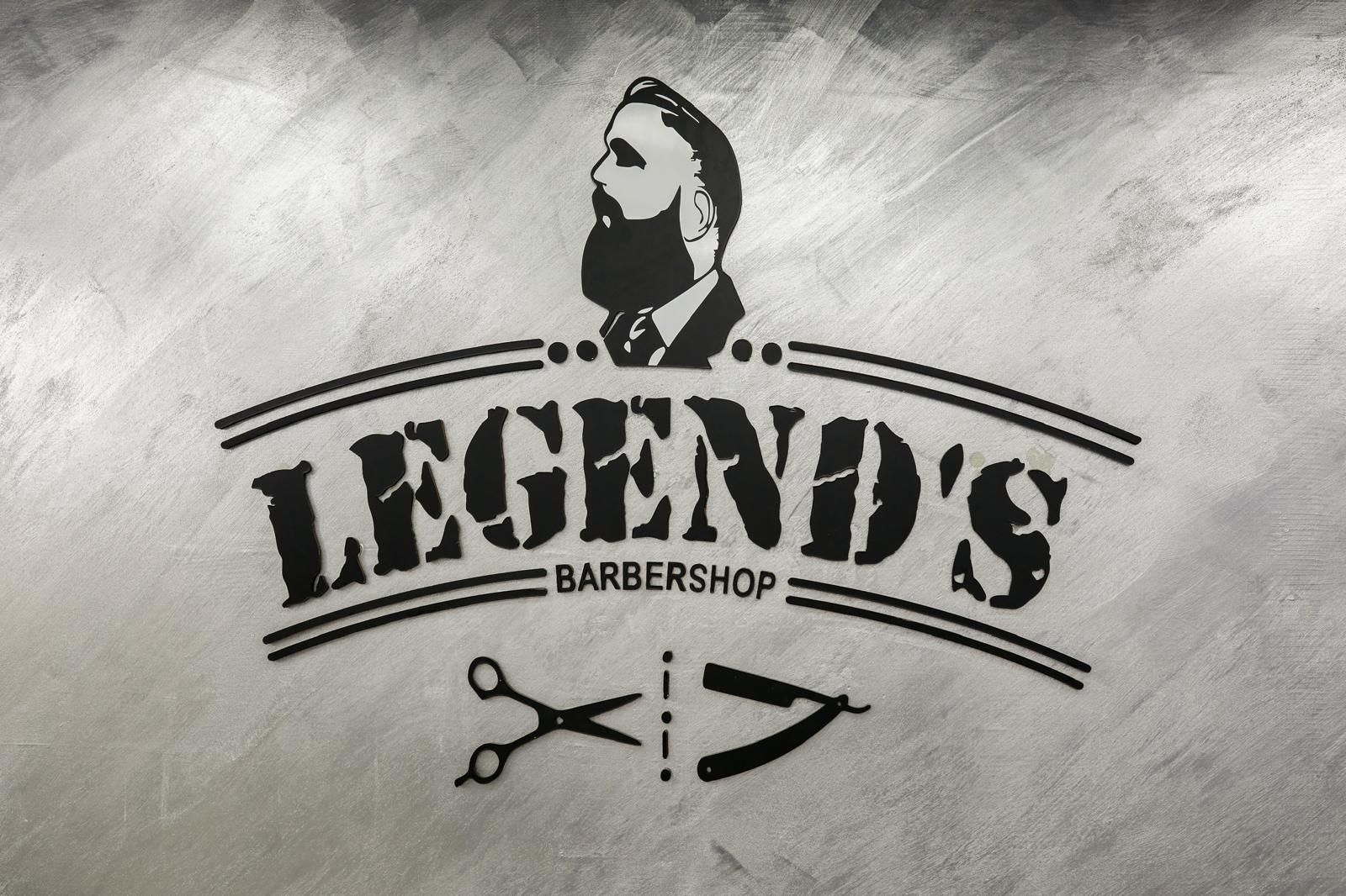 Logo Legends Barbershop pe peretele salonului